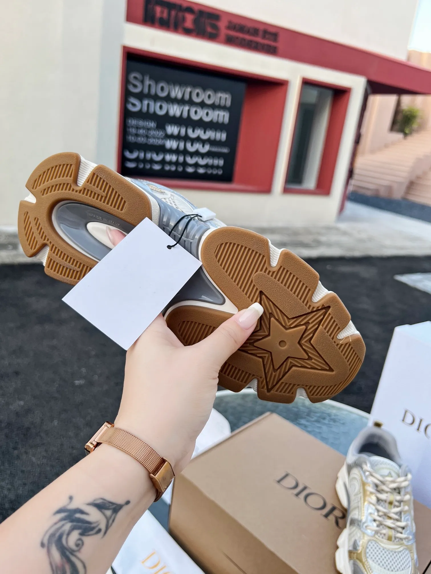 👟👟Ex-factory price 600👟👟 High version couple model🍸 Dior Dior | 2024 ˢˢDilraba, many stars have the same style. L’s 2024 spring and summer new products. The latest popular Chrono series, thick-soled mesh color-blocking running shoes, dad shoes, casual sports shoes series〰 Original purchase, development and production👍🏻This Dior Chrono sneaker is made of white and black mesh fabric with leather effect panels. The CD logo on both sides, the star patch on the tongue and the Dior logo on the heel, many details highlight the style. The two-tone laces, lightweight sole and star embellishment allow for a casual look all year round, complementing a variety of casual or elegant pieces. ♺Upper: Original imported first-layer cowhide + mesh ♺Inner lining: Original customized breathable lining ♺Outsole: Original molded EVA super light and super soft outsole ♺Heel height: 4.5cm ♺Size: Female 35-41 Male 39-45 (Female 40.41 Male 45 customized)